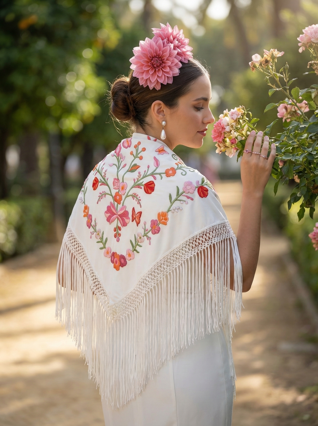 Mantón Flamenco Bordado Flores y Mariposas para Baile Flamenco y Sevillanas  –de Chifón 140 x 50 cm  con Flecos cortos 20 cm